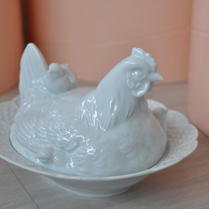 Dose Henne im Korb.jpg